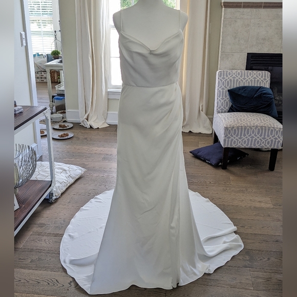 Elegant White Wedding Gown - Picture 10 of 16